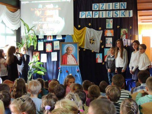  Grafika #7: Wy jesteście solą dla ziemi i światłem dla świata – uroczysty apel upamiętniający pontyfikat Jana Pawła II grafika