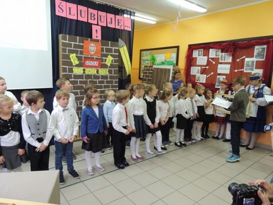  Grafika #1: Pasowanie pierwszoklasistów grafika