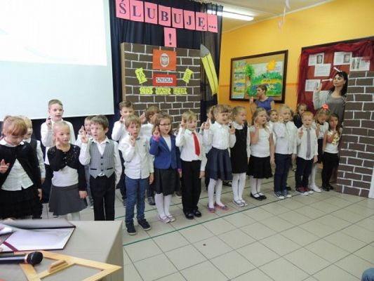  Grafika #9: Pasowanie pierwszoklasistów grafika