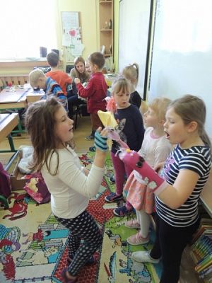 Grafika #18: Kolorowe pacynki grafika