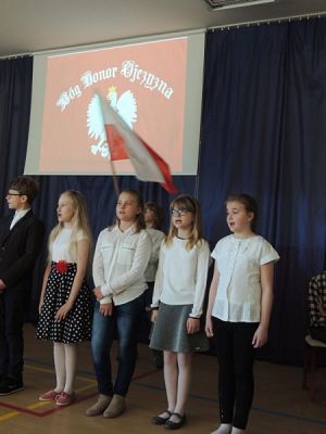  Grafika #1: Uroczysty apel z okazji rocznicy uchwalenia Konstytucji 3 Maja grafika