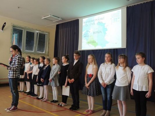  Grafika #3: Uroczysty apel z okazji rocznicy uchwalenia Konstytucji 3 Maja grafika