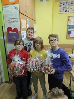  Grafika #3: Z dobrą nowiną po lęborskich placówkach, czyli czekoladowe Mikołaje rozdane! grafika