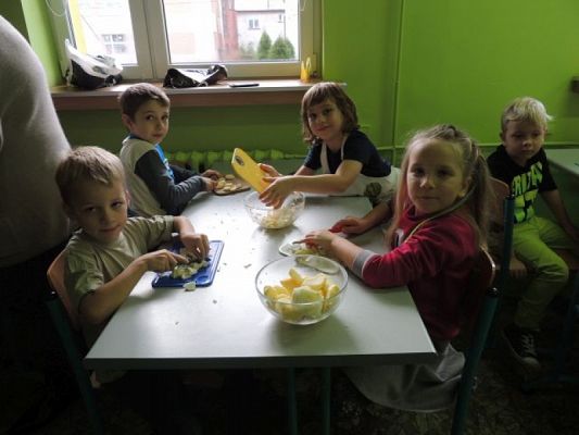  Grafika #0: W starej szafie z boku stoi, pełen dżemu szklany słoik. grafika