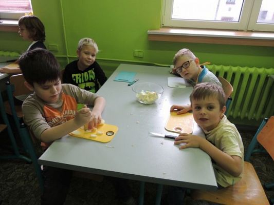  Grafika #1: W starej szafie z boku stoi, pełen dżemu szklany słoik. grafika