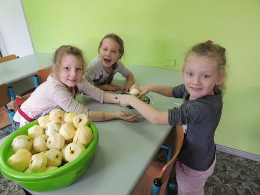  Grafika #2: W starej szafie z boku stoi, pełen dżemu szklany słoik. grafika