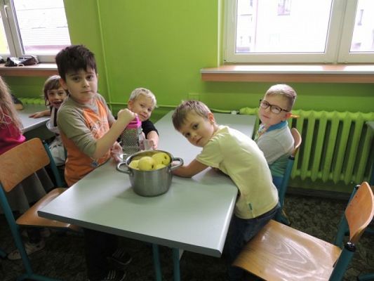  Grafika #3: W starej szafie z boku stoi, pełen dżemu szklany słoik. grafika