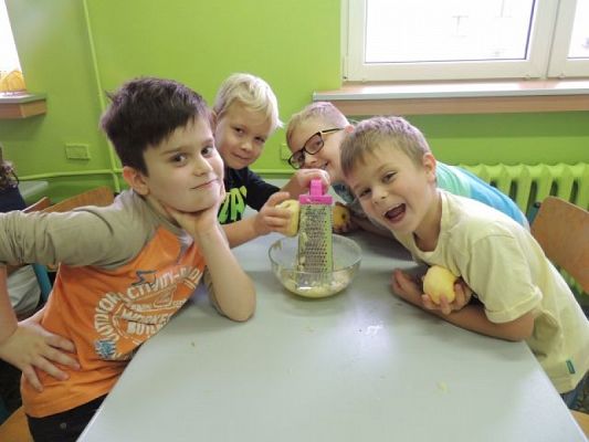  Grafika #4: W starej szafie z boku stoi, pełen dżemu szklany słoik. grafika