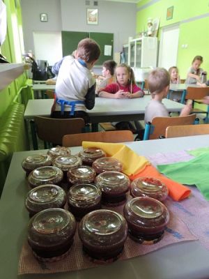  Grafika #5: W starej szafie z boku stoi, pełen dżemu szklany słoik. grafika