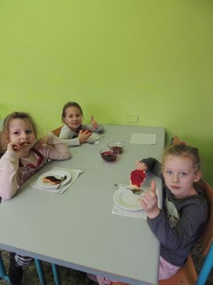  Grafika #7: W starej szafie z boku stoi, pełen dżemu szklany słoik. grafika