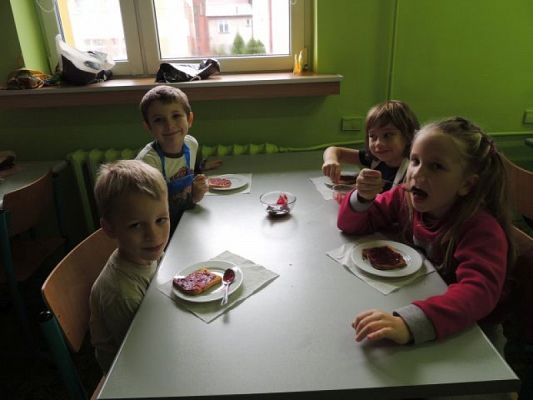  Grafika #8: W starej szafie z boku stoi, pełen dżemu szklany słoik. grafika