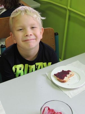  Grafika #9: W starej szafie z boku stoi, pełen dżemu szklany słoik. grafika