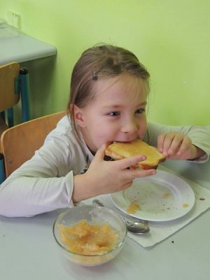  Grafika #10: W starej szafie z boku stoi, pełen dżemu szklany słoik. grafika