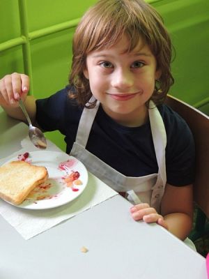  Grafika #11: W starej szafie z boku stoi, pełen dżemu szklany słoik. grafika