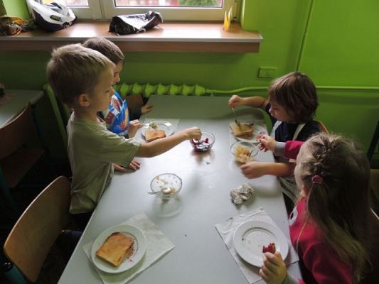  Grafika #12: W starej szafie z boku stoi, pełen dżemu szklany słoik. grafika