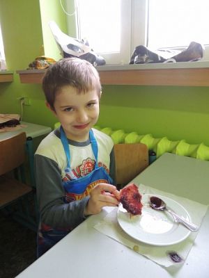  Grafika #13: W starej szafie z boku stoi, pełen dżemu szklany słoik. grafika