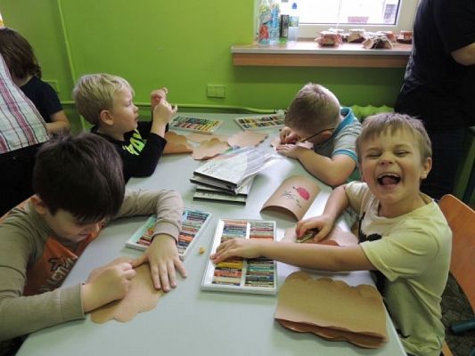  Grafika #14: W starej szafie z boku stoi, pełen dżemu szklany słoik. grafika