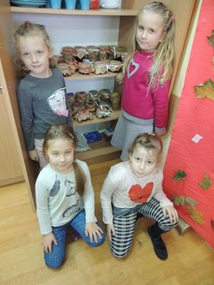  Grafika #16: W starej szafie z boku stoi, pełen dżemu szklany słoik. grafika