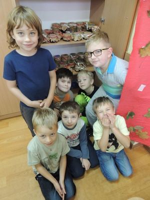  Grafika #17: W starej szafie z boku stoi, pełen dżemu szklany słoik. grafika