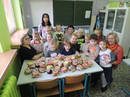  Grafika #15: W starej szafie z boku stoi, pełen dżemu szklany słoik. grafika