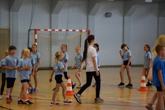  Grafika #1: KONKURS SPORTOWY DLA KLAS I-III KTO Z NAS LEPIEJ I PRĘDZEJ" grafika