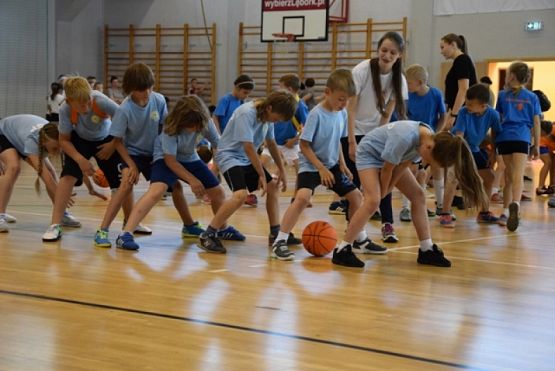  Grafika #17: KONKURS SPORTOWY DLA KLAS I-III KTO Z NAS LEPIEJ I PRĘDZEJ" grafika