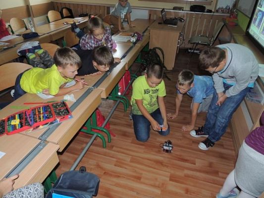  Grafika #4: Wesołe zajęcia świetlicowe grafika