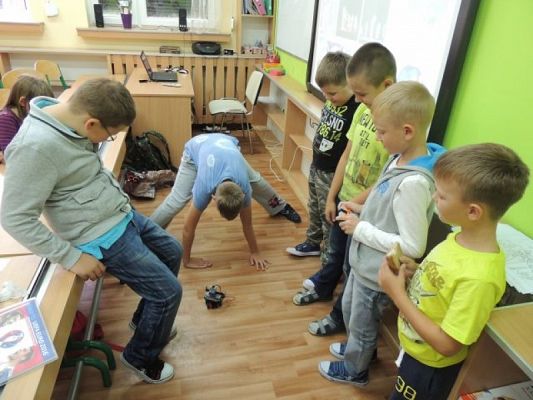  Grafika #6: Wesołe zajęcia świetlicowe grafika