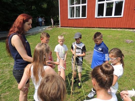  Grafika #3: WYCIECZKA KLAS III DO DRZEWINY grafika