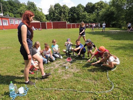  Grafika #4: WYCIECZKA KLAS III DO DRZEWINY grafika