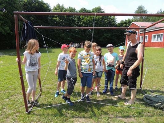  Grafika #5: WYCIECZKA KLAS III DO DRZEWINY grafika