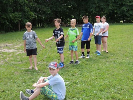  Grafika #10: WYCIECZKA KLAS III DO DRZEWINY grafika