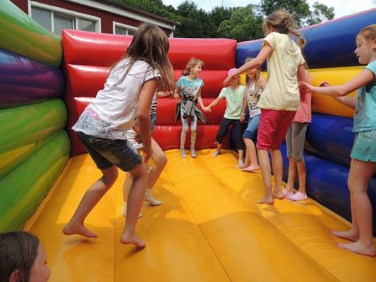  Grafika #13: WYCIECZKA KLAS III DO DRZEWINY grafika