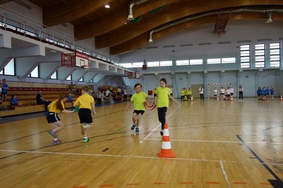  Grafika #10: MIEJSKIE IGRZYSKA DZIECI DLA SZKÓŁ PODSTAWOWYCH KLAS II i III Baw się razem z nami grafika