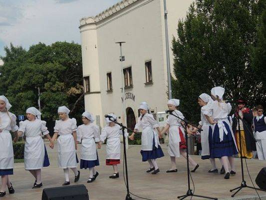  Grafika #16: ,,LĘBORSKIE SŁONECZKA na XX Międzynarodowym Festiwalu w Bratysławie grafika