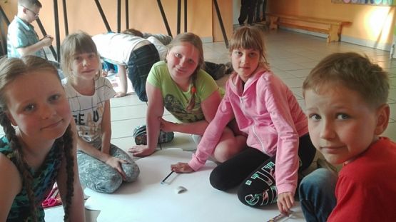  Grafika #0: DZIEŃ MAMY W III B grafika