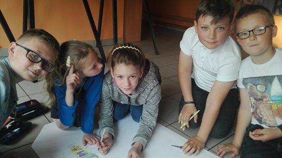  Grafika #1: DZIEŃ MAMY W III B grafika