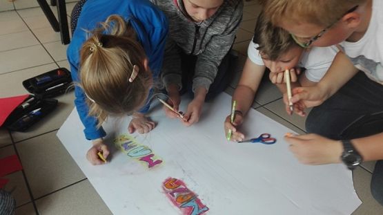  Grafika #2: DZIEŃ MAMY W III B grafika