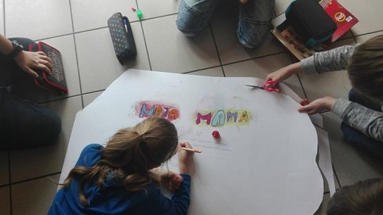  Grafika #3: DZIEŃ MAMY W III B grafika