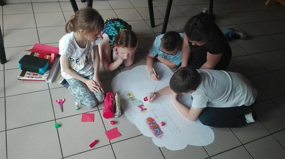  Grafika #5: DZIEŃ MAMY W III B grafika