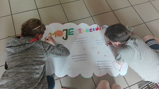  Grafika #6: DZIEŃ MAMY W III B grafika