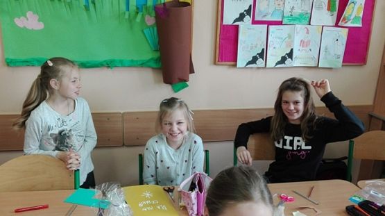  Grafika #14: DZIEŃ MAMY W III B grafika