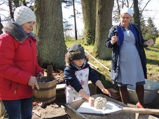  Grafika #10: ,,JAK DAWNIEJ CHLEB PIECZONO? – WYCIECZKA KASZUBSKA KL.I grafika