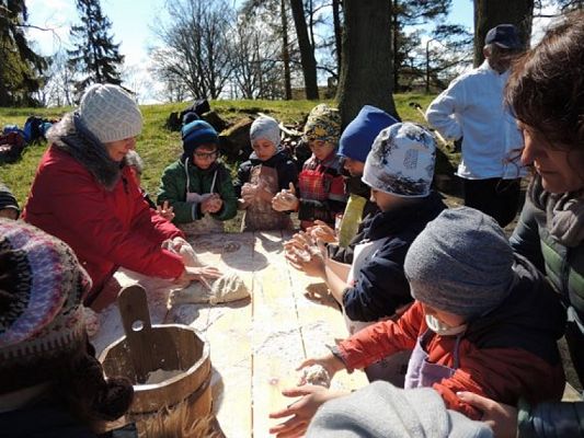  Grafika #13: ,,JAK DAWNIEJ CHLEB PIECZONO? – WYCIECZKA KASZUBSKA KL.I grafika