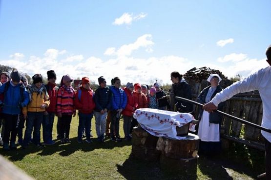  Grafika #0: KLASY DRUGIE W MUZEUM WSI SŁOWIŃSKIEJ W KLUKACH grafika