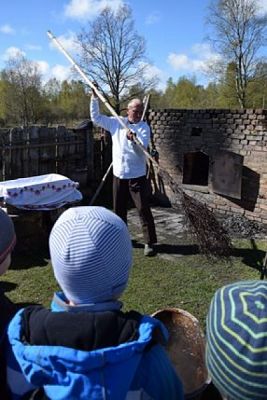  Grafika #3: KLASY DRUGIE W MUZEUM WSI SŁOWIŃSKIEJ W KLUKACH grafika