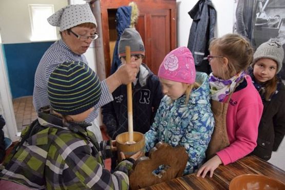  Grafika #10: KLASY DRUGIE W MUZEUM WSI SŁOWIŃSKIEJ W KLUKACH grafika