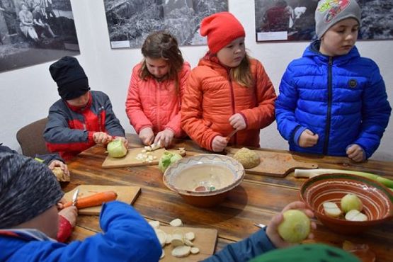  Grafika #11: KLASY DRUGIE W MUZEUM WSI SŁOWIŃSKIEJ W KLUKACH grafika