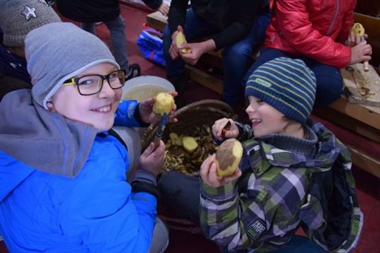  Grafika #13: KLASY DRUGIE W MUZEUM WSI SŁOWIŃSKIEJ W KLUKACH grafika